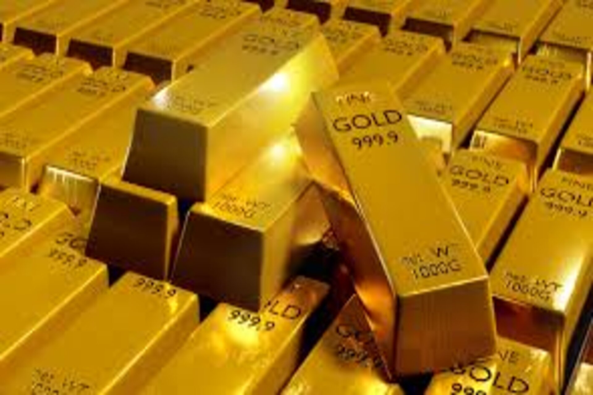 الذهب يهبط مع تراجع الآمال في خفض الفائدة الأمريكية ويصل لهذه المستويات